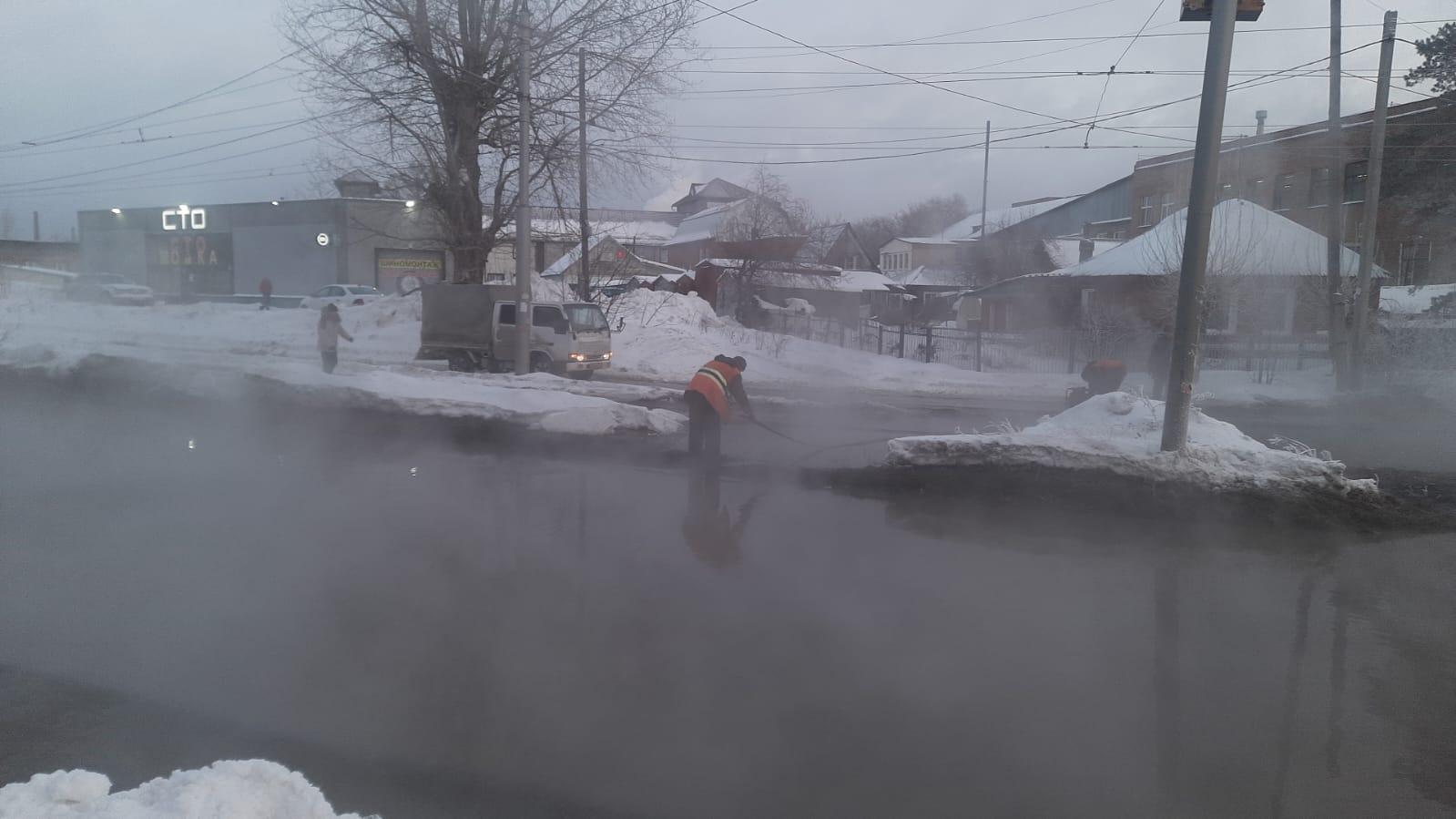 Фото Крупная коммунальная авария на левом берегу Новосибирска: потоп, пробки и холод — фото 11